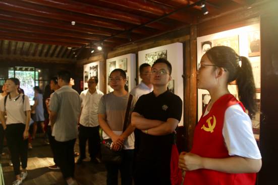 ”追寻革命印迹，情系红色鄞州“ 91沈先生
寻迹小分队-故居讲解